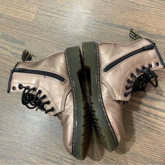 Dr.Martens Kids 1460 Boots vegan lace up boots ROSE GOLD CHROME PAINT METALLIC - Picture 9 of 16